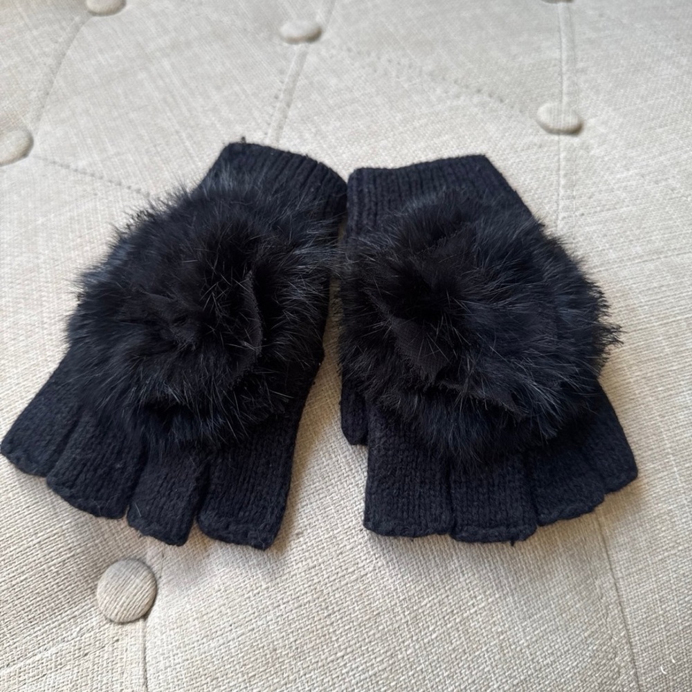 Knitted wool black gloves with rabbit fur as decoration